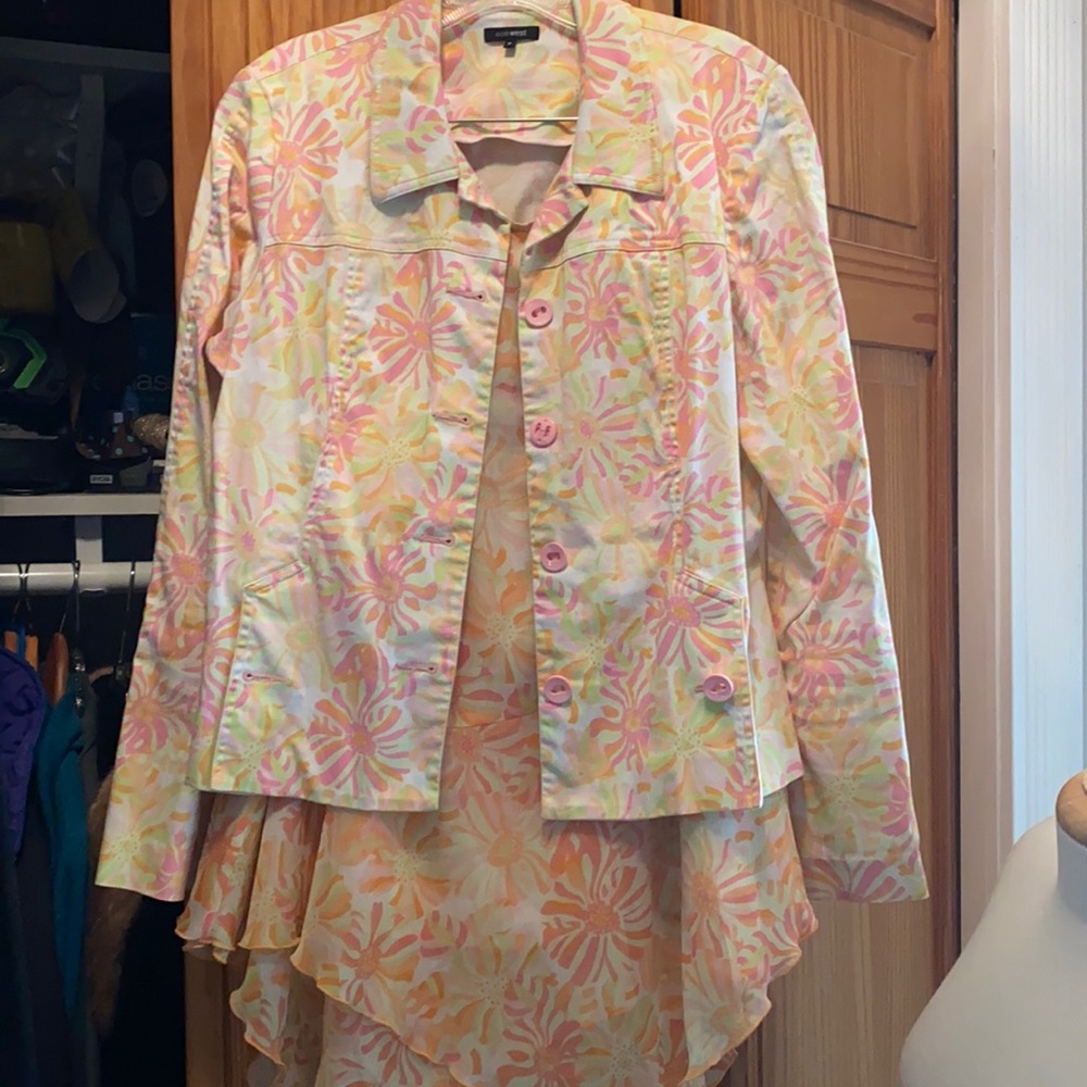 Beautiful yellow and pink jacket and skirt. Skirt is size 8 and jacket 6